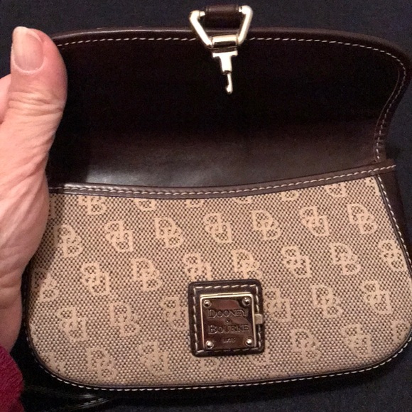 Dooney & Bourke NEW beautiful wristlet - Picture 3 of 8